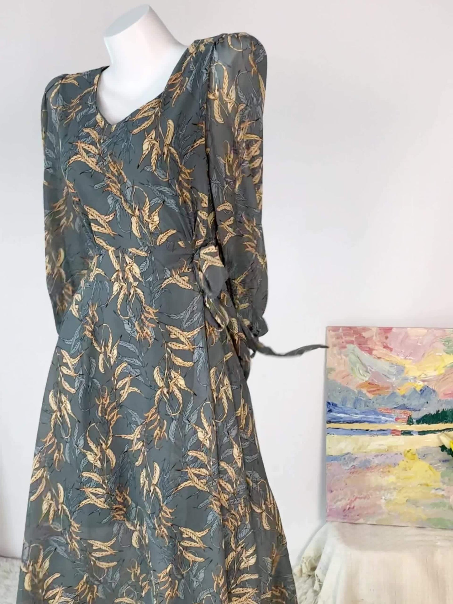 Printed waist-cinching dress, long-sleeve dress, spring and autumn Women's clothing, fashionable and trendy, casual and commuting, comfortable fabric, elegant and noble, suitable for both formal and informal occasions, also wearable at the beach.
