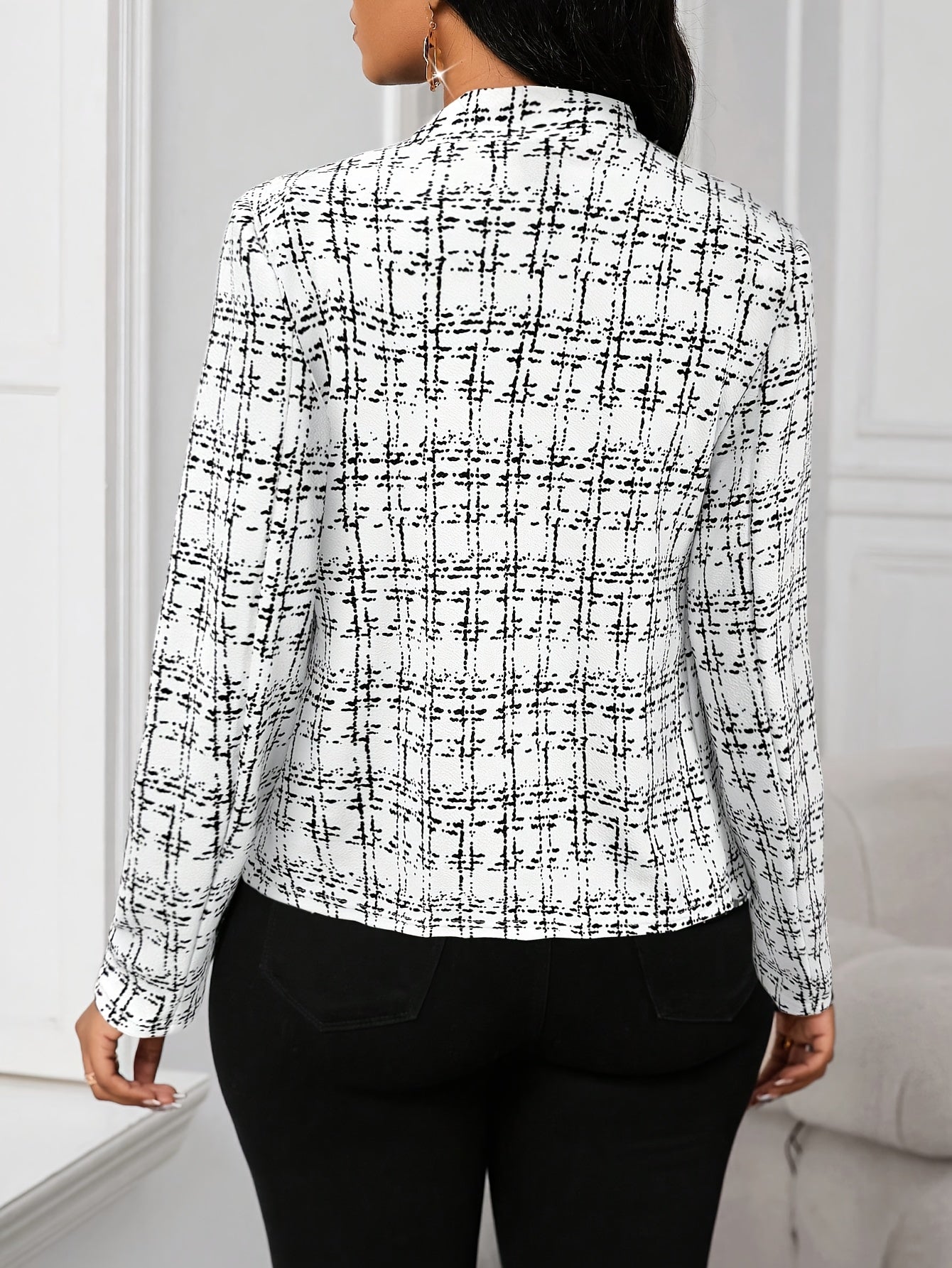 Elegant Women'S Plaid Blazer in a Beige-Brown Color Scheme, Featuring a Structured Collar Design Suitable for All Seasons. This Versatile Piece Is Perfect for Both Office And Party Settings