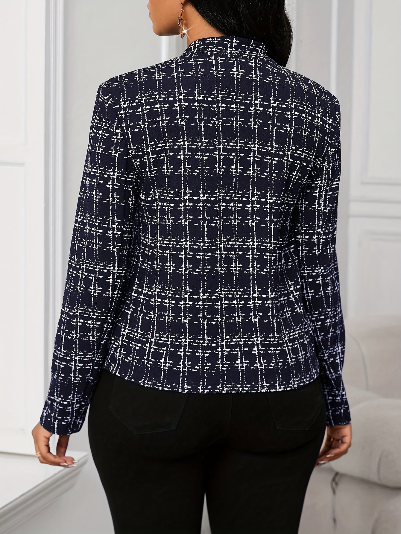 Elegant Women'S Plaid Blazer in a Beige-Brown Color Scheme, Featuring a Structured Collar Design Suitable for All Seasons. This Versatile Piece Is Perfect for Both Office And Party Settings