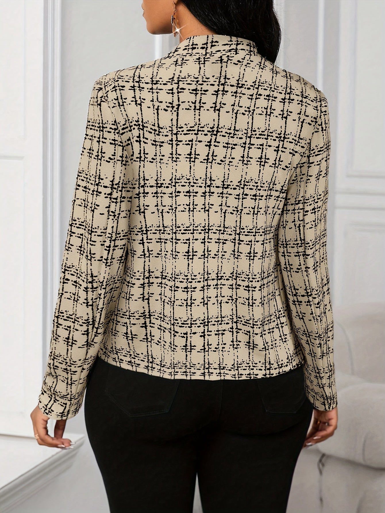 Elegant Women'S Plaid Blazer in a Beige-Brown Color Scheme, Featuring a Structured Collar Design Suitable for All Seasons. This Versatile Piece Is Perfect for Both Office And Party Settings